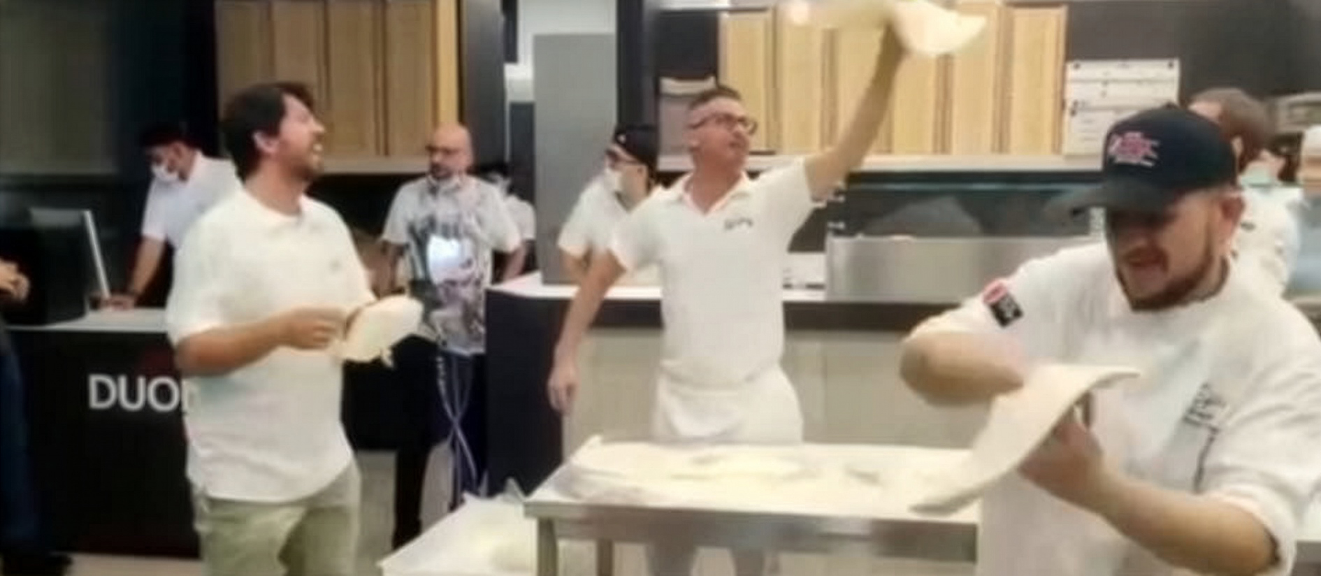 Pizzaioli al lavoro